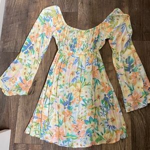 Billabong off shoulder mini dress. Floral. Flare arms. Small
Worn once